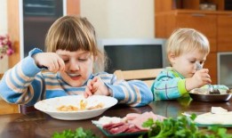 小孩吃瓜是意忍,小孩吃瓜的意忍瞬间