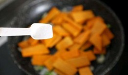 熏瓜炒着吃怎么切片,熏瓜炒制，美味佳肴轻松享