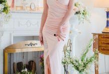 粉色长裙美女吃瓜,夏日风情尽收眼底