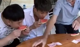 吃瓜失败搞笑视频