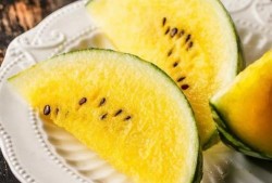 秭归吃瓜,瓜果飘香，品味田园生活