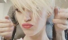 剪头发吃瓜群众,围观群众的热闹一幕