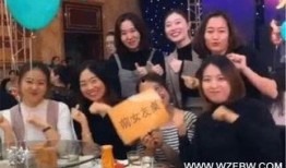 新郎吃瓜视频,婚礼现场笑料连连