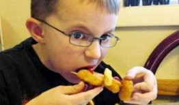 男孩闷头吃瓜,静谧时光里的成长故事