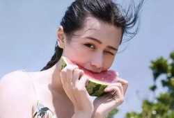 夏季吃瓜美女头像,吃瓜美女，清凉一夏的时尚代言