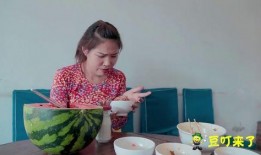 情侣吃瓜搞笑,甜蜜与欢乐并存