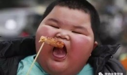 男孩闷头吃瓜,静谧时光里的成长故事