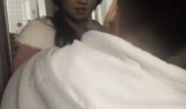 女子出游吃瓜视频,趣味横生的旅行瞬间