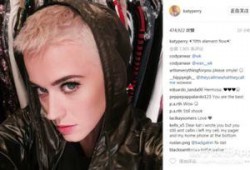 剪头发吃瓜群众,围观群众的热闹一幕