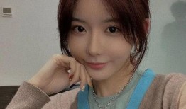 女模特吃瓜直播,趣味互动引网友热议