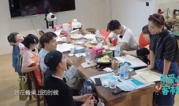 吃瓜群众边吃瓜边看热闹,热闹非凡的围观现场