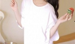 粉色长裙美女吃瓜,夏日风情尽收眼底