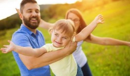 爸爸不给小孩吃瓜