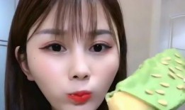 美女直播吃哈密瓜,美女主播甜蜜演绎哈密瓜盛宴